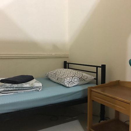 Backpacker'S Bed - No Parking Space Abu Dhabi Exterior photo